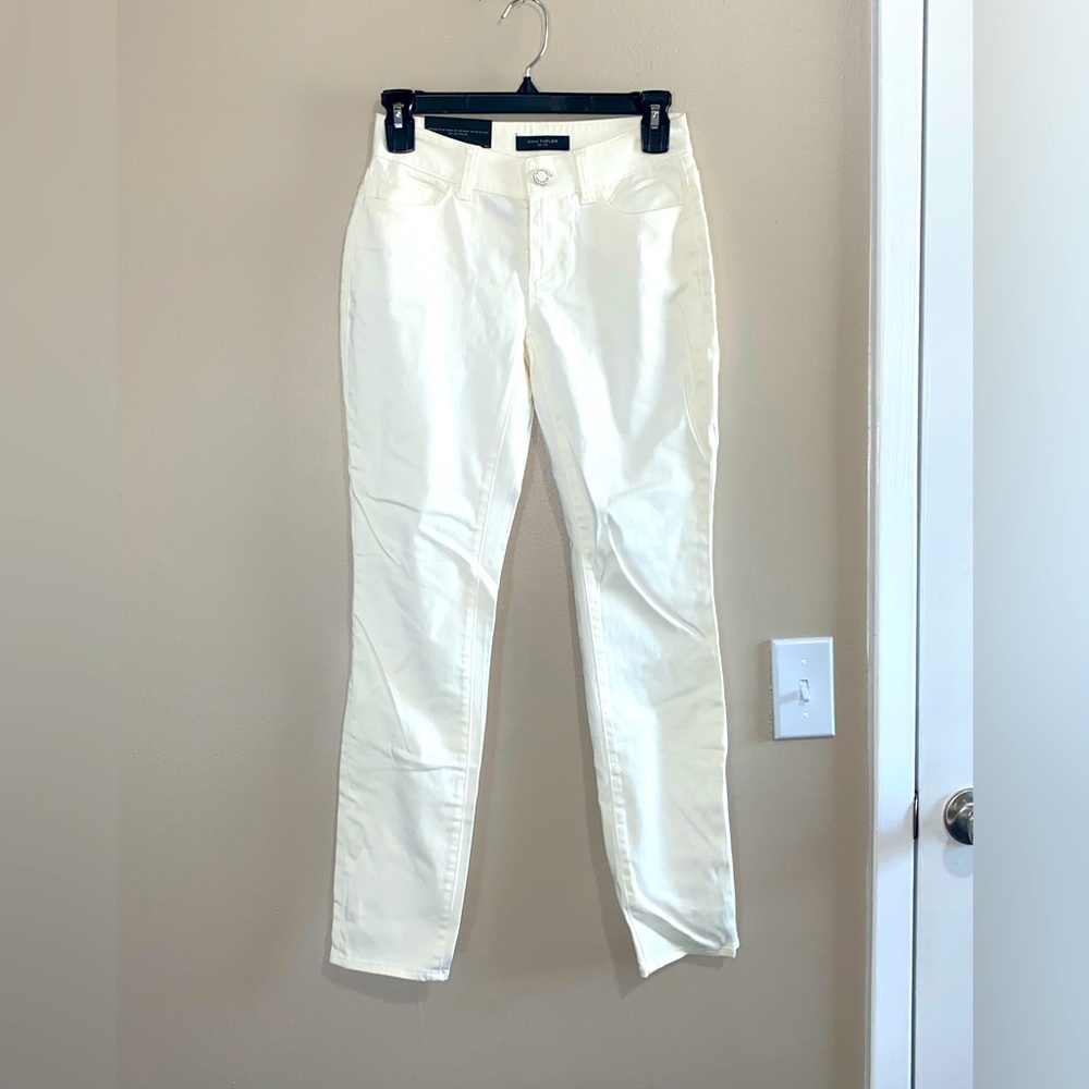 NWT Ann Taylor The Skinny Curvy Fit Winter White Jeans, size 0 Petite.